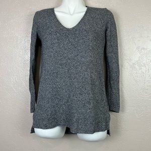 5/$30 Old navy women long sleeve V-neck gray top‎ size XS